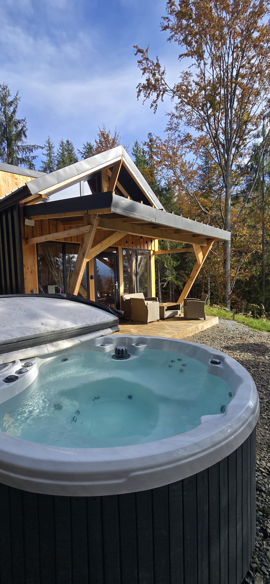 Lăcașul Lupilor – Curte cabană